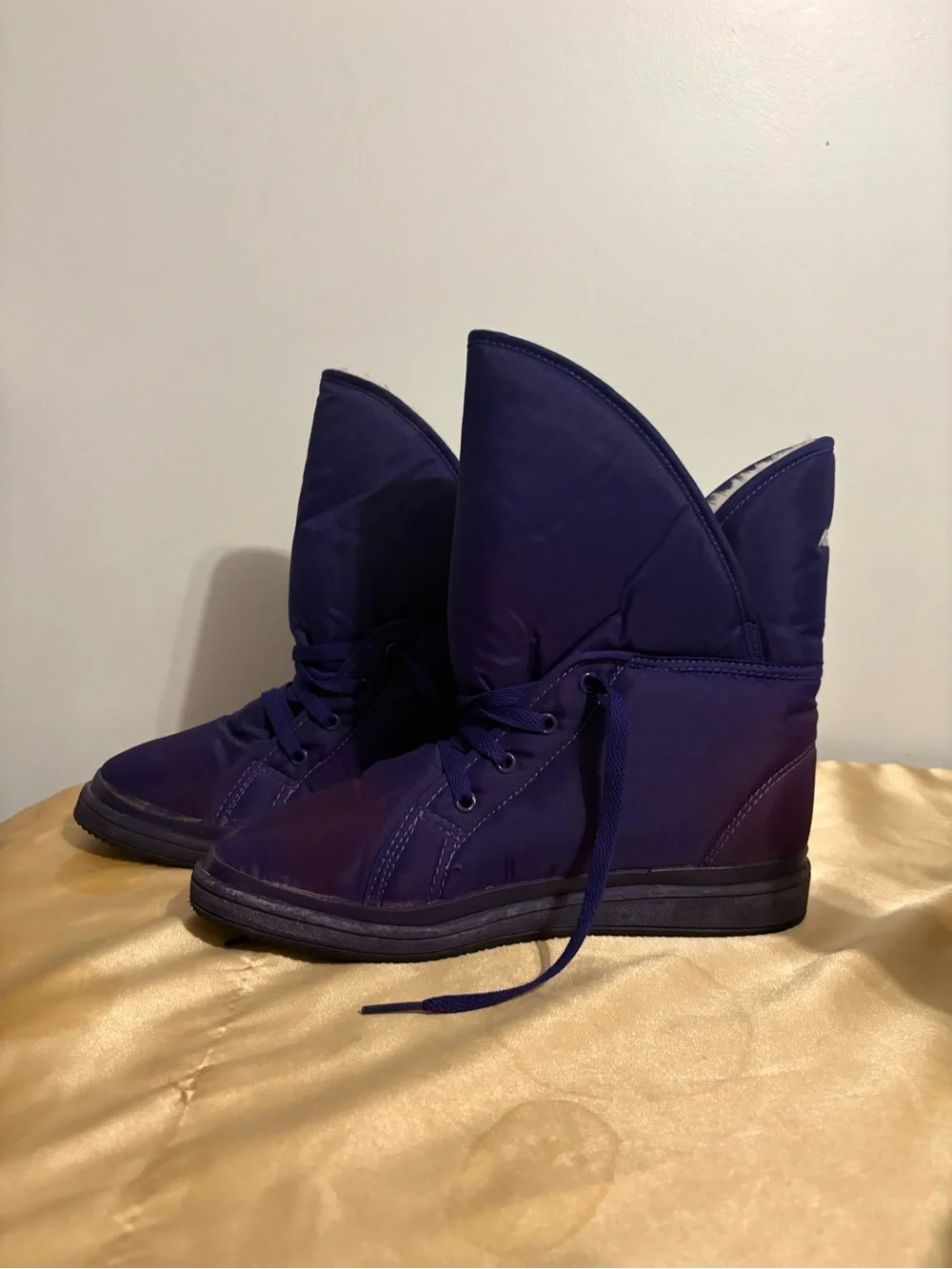 Khombu Purple Lace-Up Insulated Boots size 8